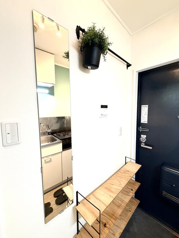 玄関　姿見鏡とアイアンハンガー掛けがポイントのオシャレな玄関！