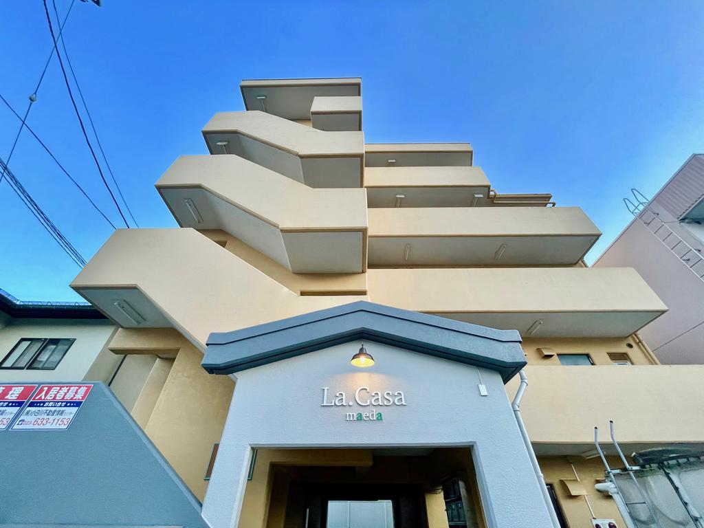 眺望　アイアンカラーの照明がアクセントのオシャレな外観！