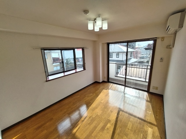 居室・リビング　２面採光の明るい居室