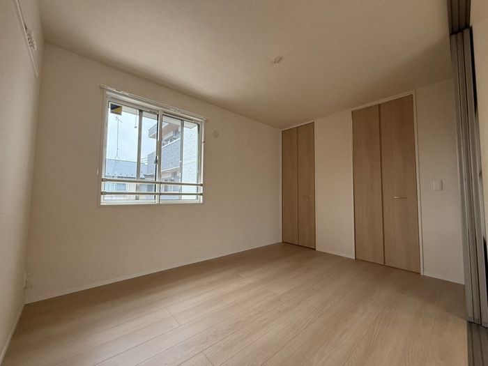 その他部屋・スペース　開放的な寝室です