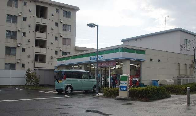 コンビニ　ファミリーマート高田東1丁目店（コンビニ）まで180m