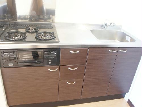 キッチン　３口ガスコンロです♪収納もたくさんあって料理が楽しめます！