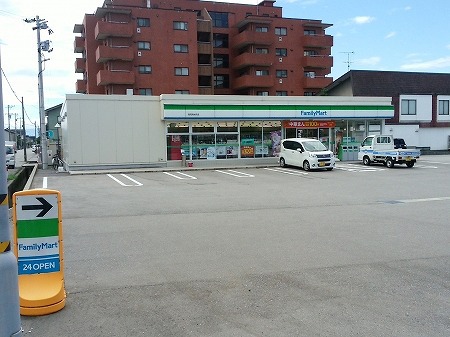 コンビニ　ファミリーマート（コンビニ）まで321m