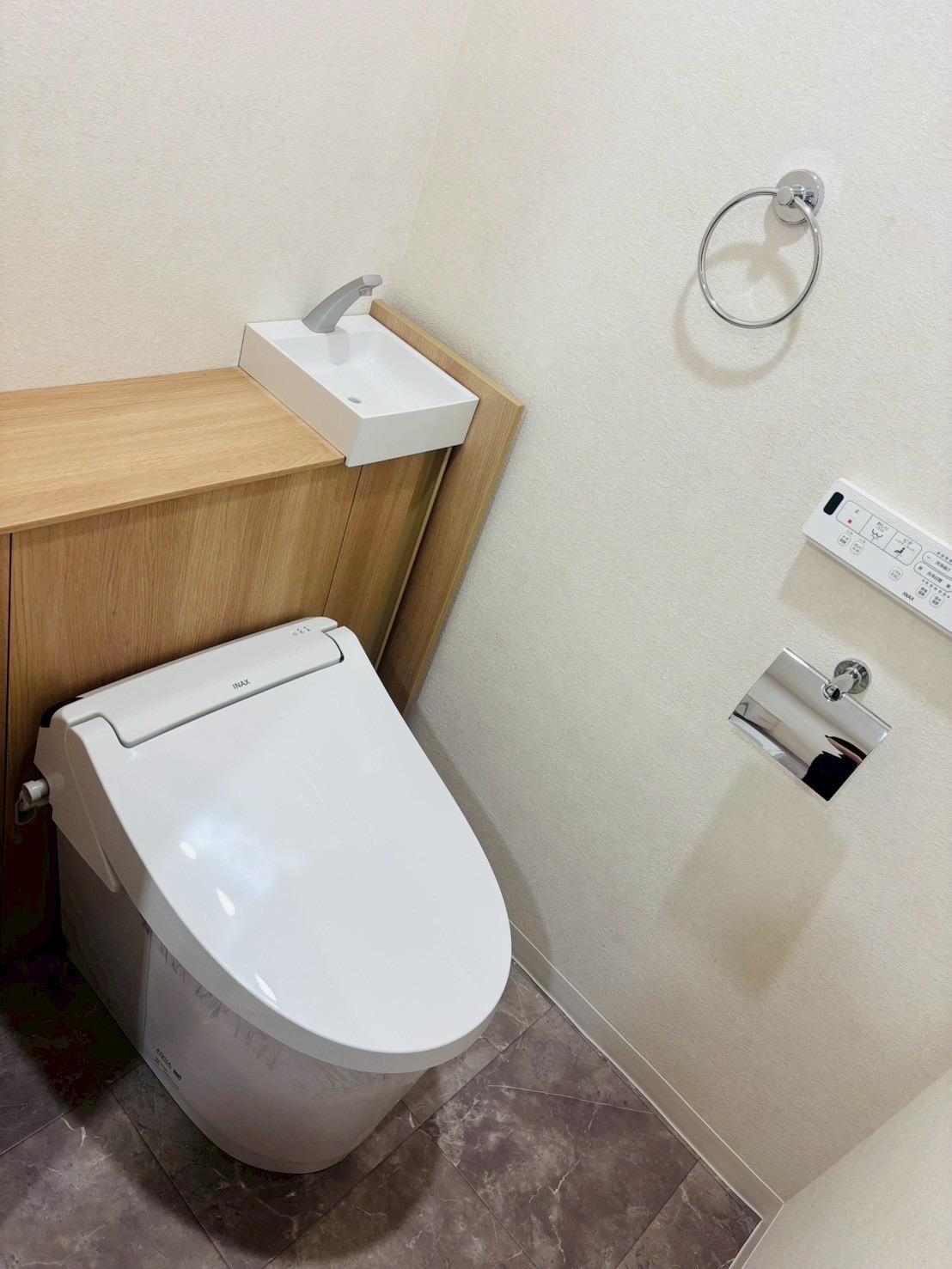 トイレ　タンクを隠したスッキリしたデザインのトイレです♪