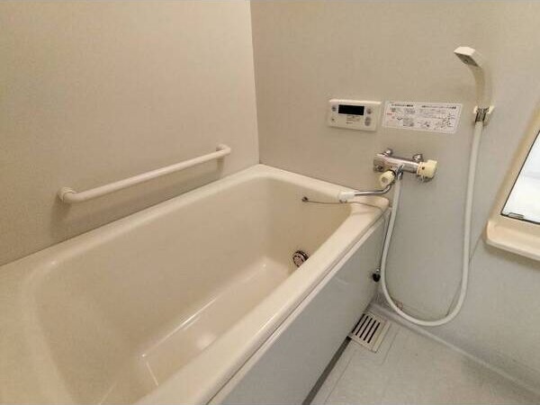 バス・シャワールーム　落ち着いた空間のお風呂です