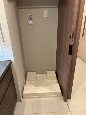 その他　室内洗濯機置き場　上部に棚あります