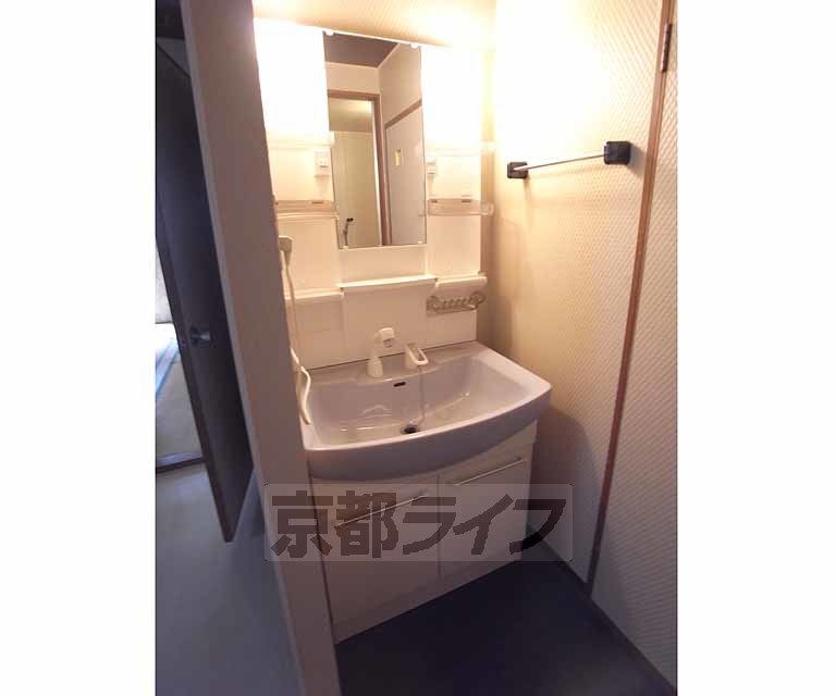 洗面設備　大きくて綺麗な洗面台・