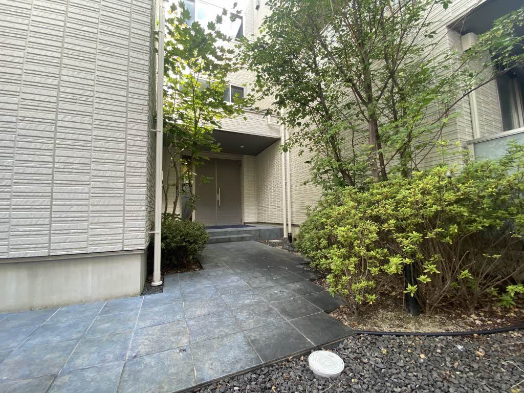 エントランス　東側玄関