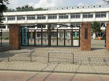 小学校　北区立神谷小学校（小学校）まで429m
