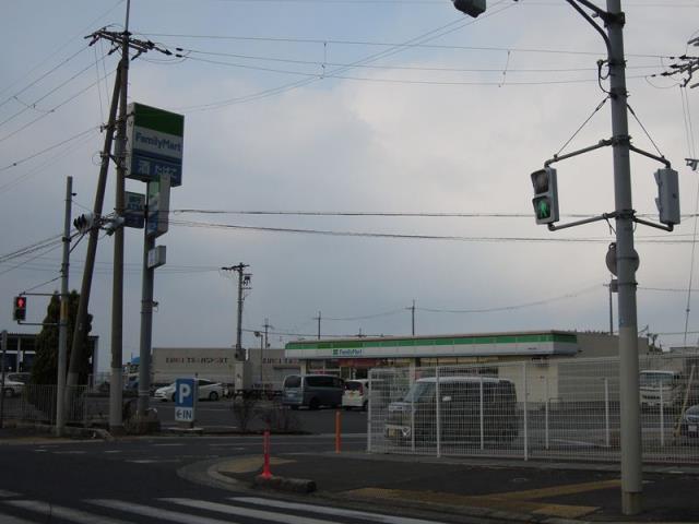 コンビニ　ファミリーマート（コンビニ）まで744m