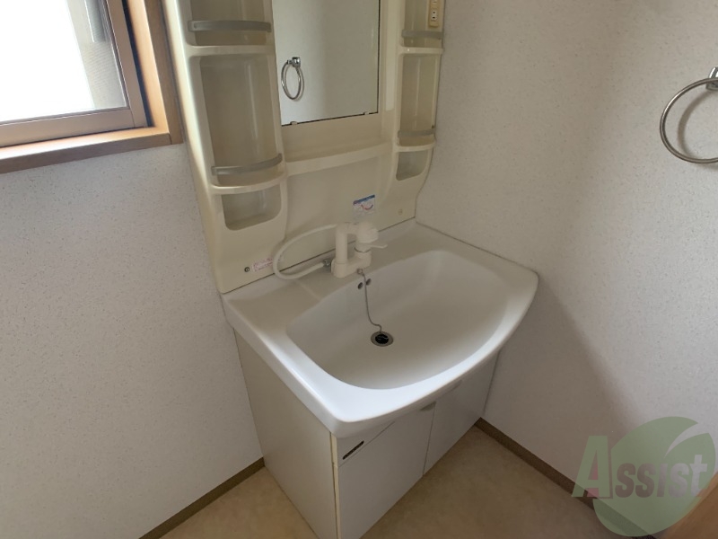 洗面設備　洗面台は独立しています。こちらでも身支度できますよ。