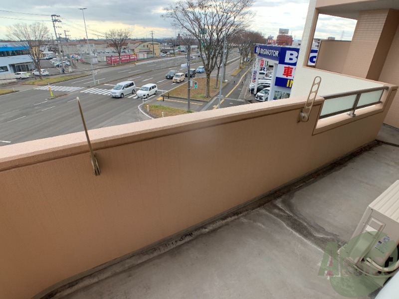 バルコニー　広めのバルコニーです。洗濯物がたくさん干せそうです。