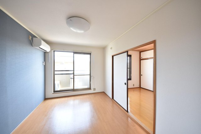 居室・リビング　洋間２部屋ともに日当たり良好