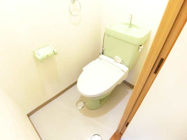 トイレ　温水洗浄便座です。