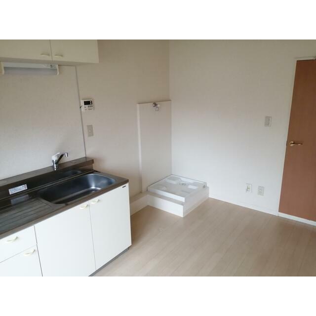 キッチン　キッチンの奥には室内洗濯機置き場を設置