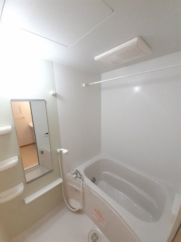 バス・シャワールーム　コンパクトで使いやすいお風呂です