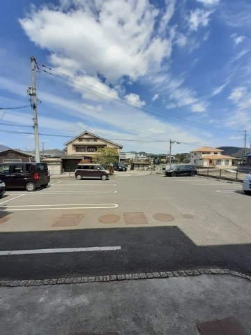 駐車場　駐車場があるので、車を買う予定の方も安心です