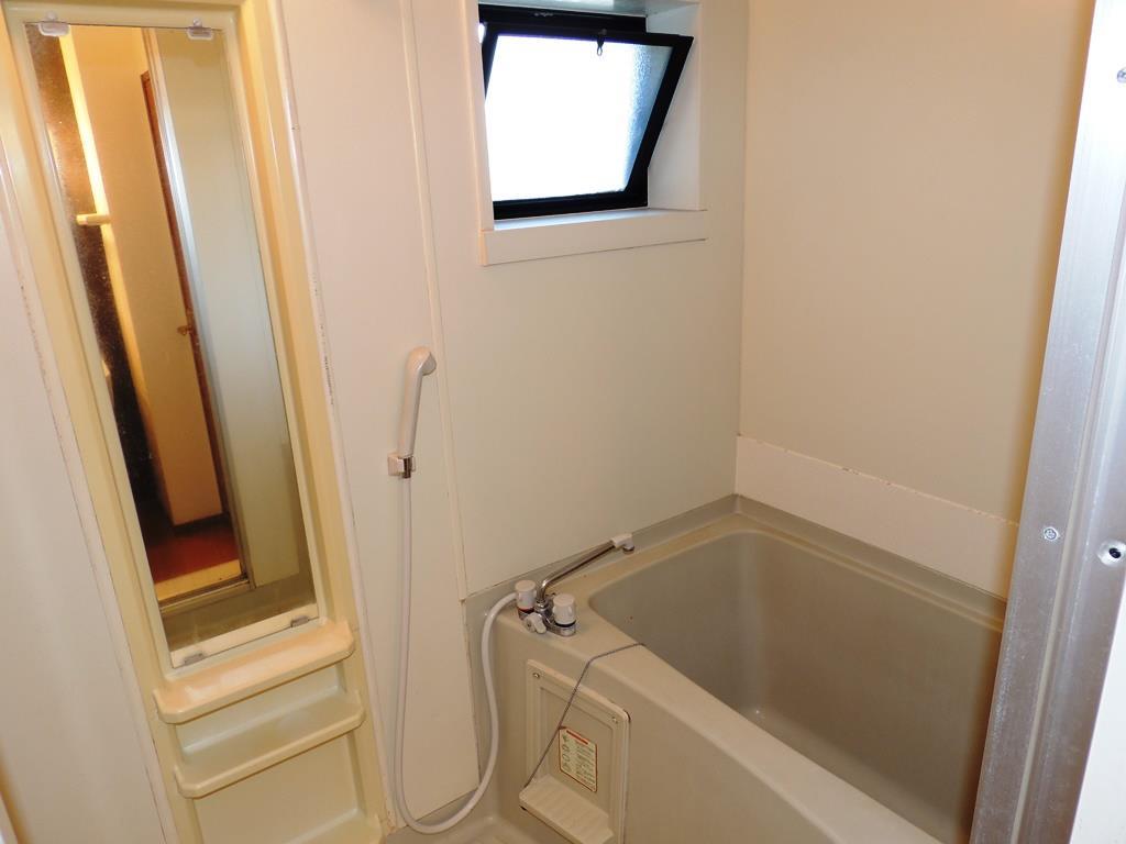 バス・シャワールーム　窓付きの浴室です。