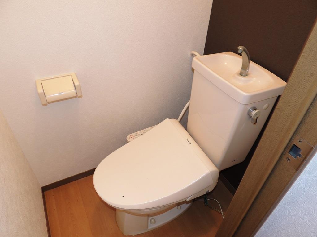 トイレ　温水洗浄便座付きのトイレです。
