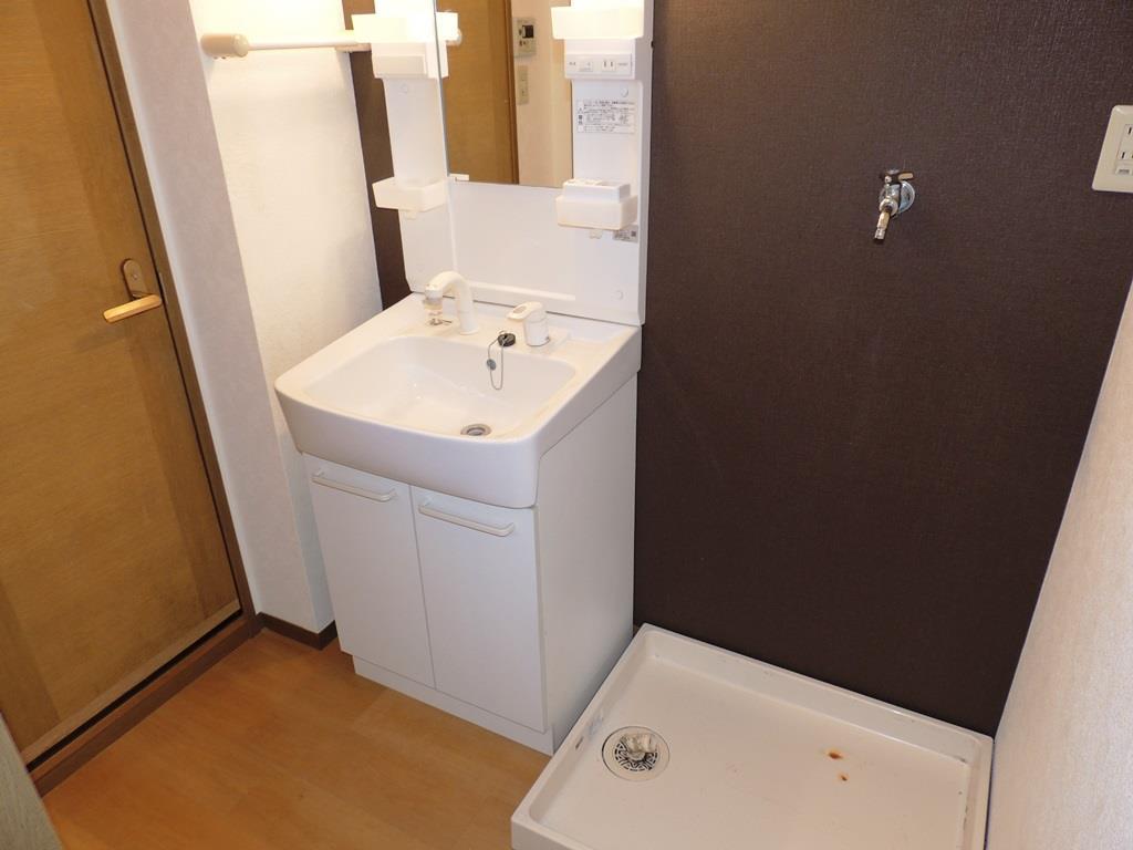 洗面設備　独立洗面台、室内洗濯機置場です。