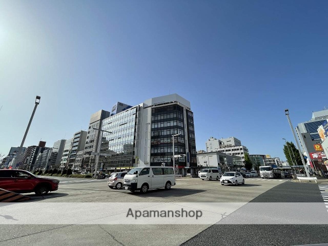 コンビニ　ファミリーマート（コンビニ）まで587m