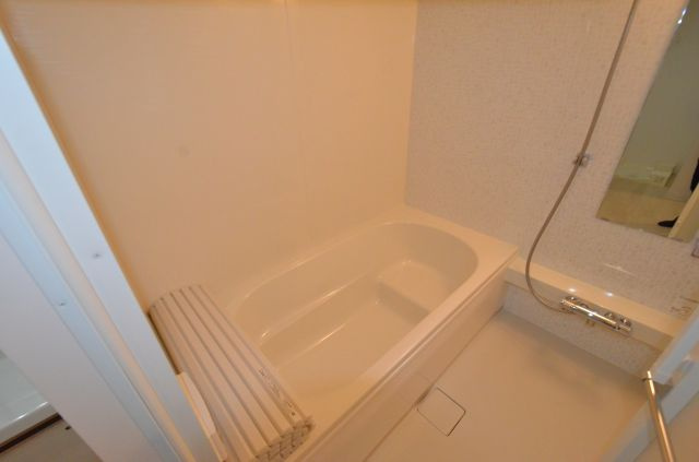 バス・シャワールーム　浴室乾燥機付きで便利です！