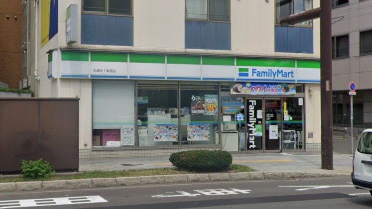 コンビニ　ファミリーマート札幌北1条西店（コンビニ）まで79m