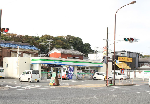 コンビニ　ファミリーマート 横須賀三春町店（コンビニ）まで299m