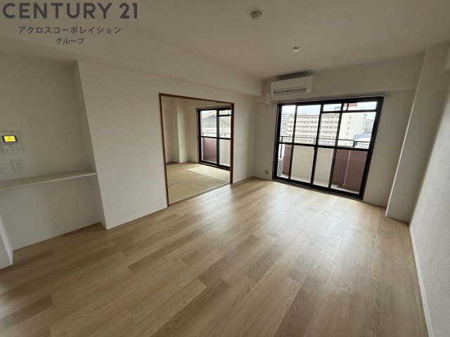 居室・リビング　床色が明るい色合いで、とてもきれいです。