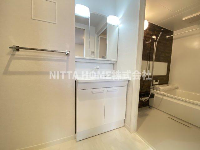 洗面設備　三面鏡付きの洗面です☆