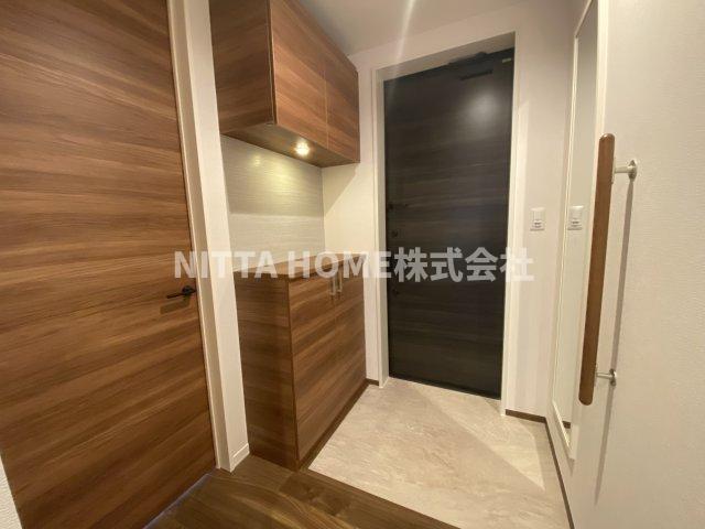 玄関　両開きの大きなシューズボックスです〇