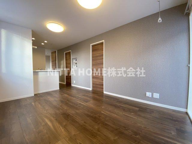 居室・リビング　南向きのバルコニーがついている１１．8帖のリビングルーム◎