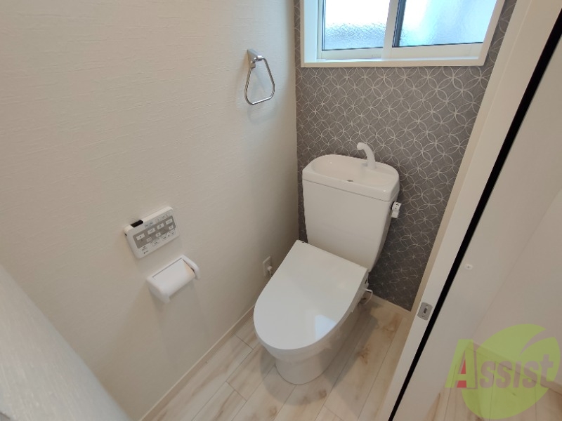 トイレ　トイレも壁紙をこだわっています。ウォシュレットタイプ！