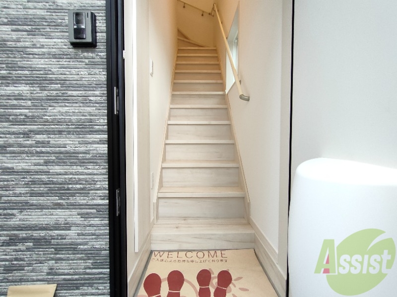 玄関　玄関部分から撮影しました。白を基調とした内装がお洒落。