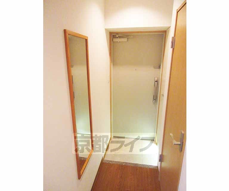 玄関　明るい玄関！姿見もついてます