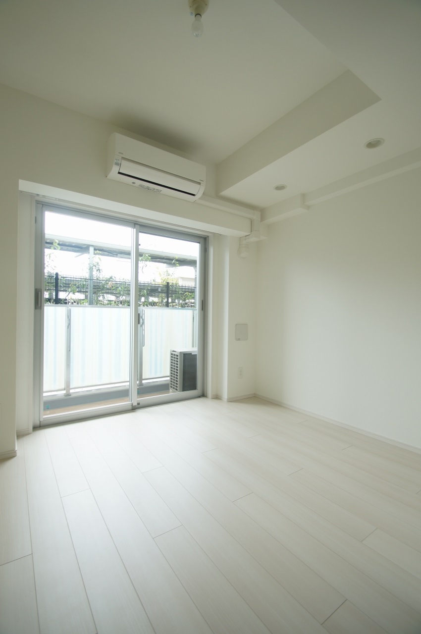 居室・リビング　優しい色合いの床材を使用した居住空間です。