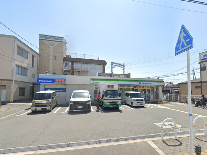 コンビニ　ファミリーマート（コンビニ）まで140m