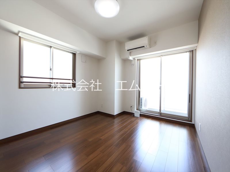 居室・リビング　洋室8.35帖　クローゼット(収納充実してます）照明付