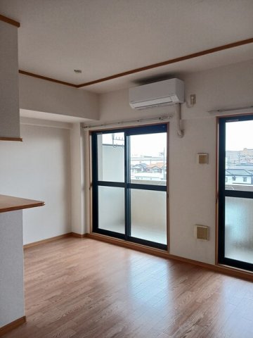 居室・リビング　こちらのリビングで趣味の時間をお楽しみください