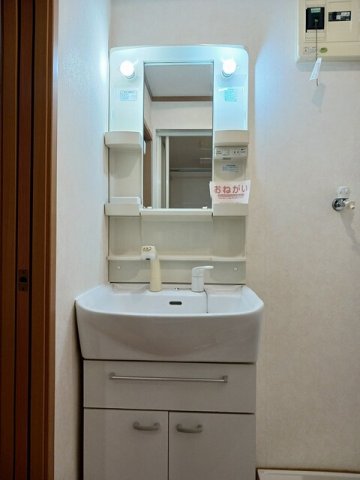 洗面設備　明るい洗面所です