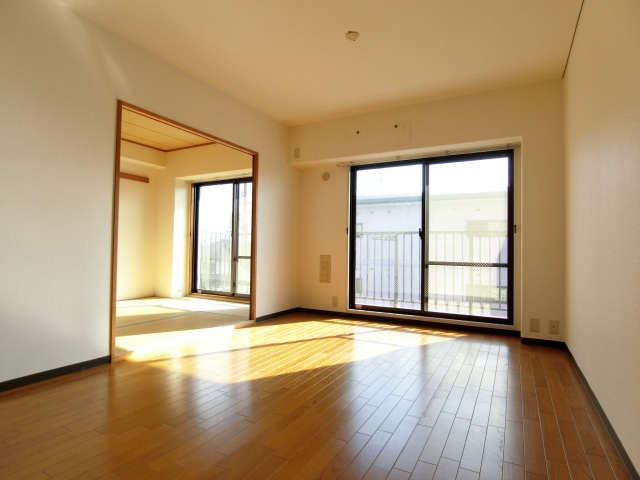 居室・リビング　日当たりいいリビング