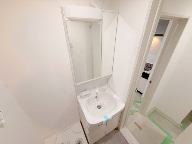 洗面設備　身支度が出来る独立洗面台です。