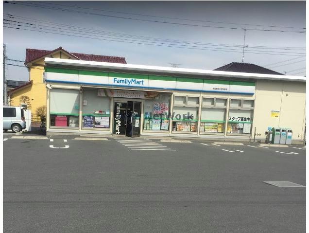 コンビニ　ファミリーマート熊谷新堀小学校前店（コンビニ）まで401m