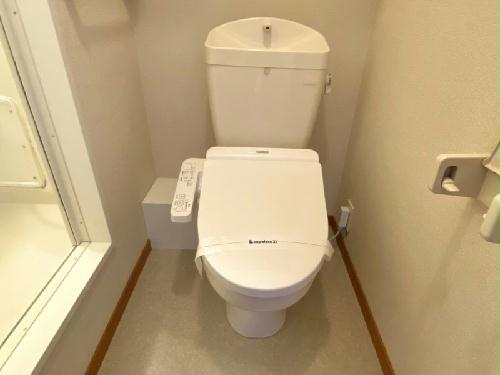 トイレ　温水洗浄便座付きで安心♪