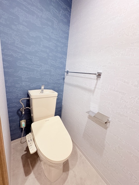 トイレ　※同タイプ参考写真（クロスの色柄が異なる場合があります）