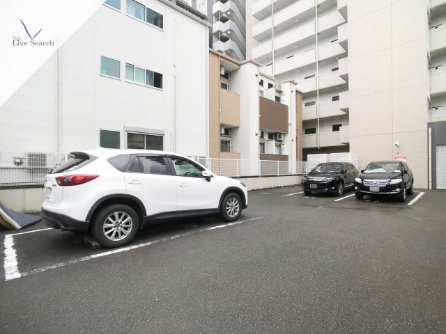 駐車場　駐車場があるので、車を買う予定の方も安心です