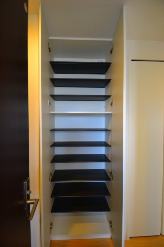 玄関　玄関収納はかなり大きめです