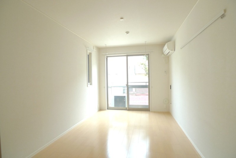 居室・リビング　約８帖の広めの洋室！エアコン完備！