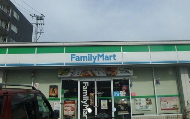 コンビニ　ファミリーマート（コンビニ）まで450m