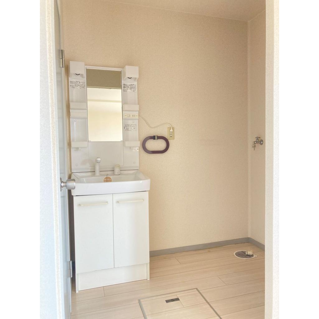 洗面設備　明るい洗面所です